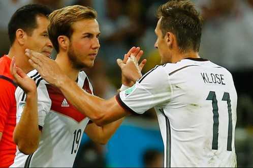 Klose nói gì với Goetze khi thay người?