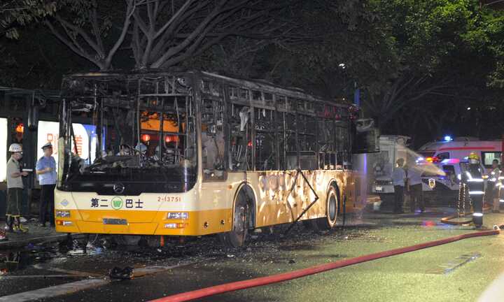 Xe bus Trung Quốc nổ tan tác, hàng chục người thương vong