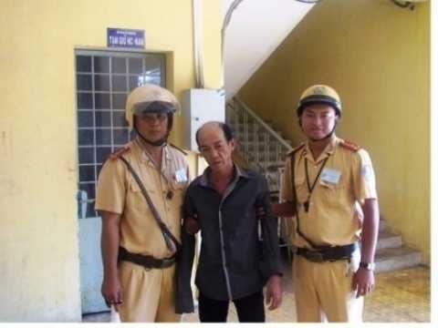 CSGT truy đuổi, ép xe tóm gọn 2 tên cướp giữa Sài Gòn