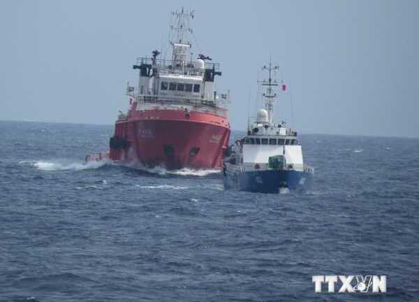 Trung Quốc dịch chuyển giàn khoan dò dầu khí bất hợp pháp