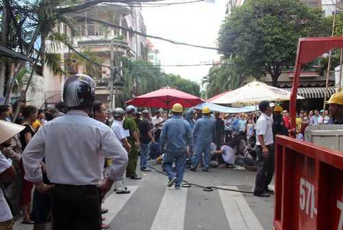 Nhân viên điện lực bị điện giật dính trên cột