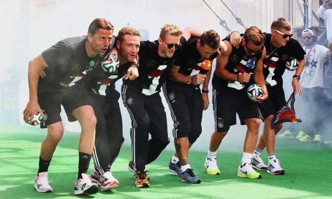 Tuyển Đức vô tình ăn mừng kiểu phát xít?