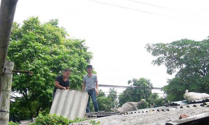 Khẩn trương di dân, hối hả chằng chống nhà cửa