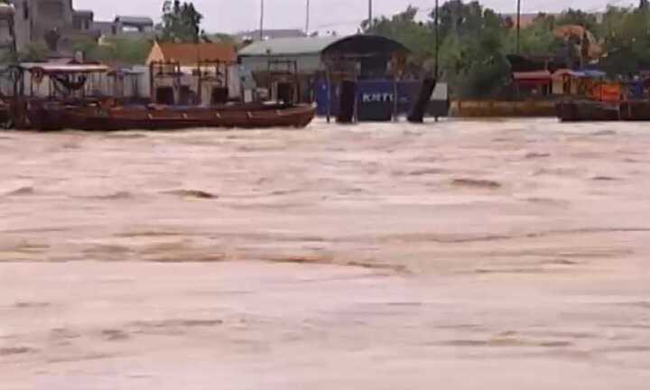 Siêu bão chưa qua, lũ lớn lại xuất hiện cuốn trôi người