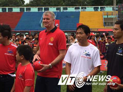 Huyền thoại MU dạy trẻ Việt Nam đá bóng