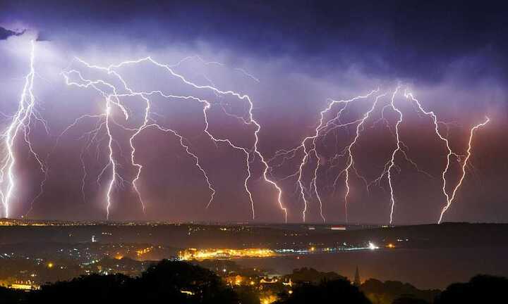 Bão sét oanh tạc bầu trời nước Anh