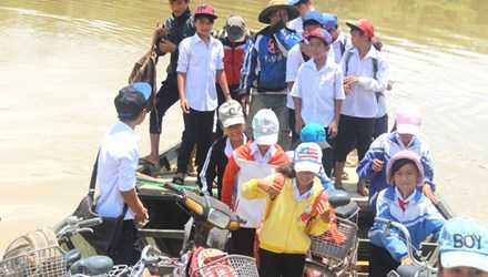 27 năm đưa học trò nghèo vượt sông dữ kiếm con chữ