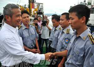 Ông Đặng Ngọc Tùng trao quà cho lực lượng trở về từ Hoàng Sa