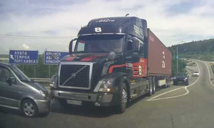 Video: Phanh gấp đẳng cấp như 'tài già' container