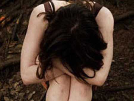 Xem mặt bạn chat, bị làm nhục trên cánh đồng giữa đêm