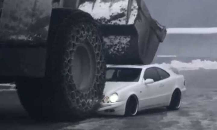 Video: Gầu xúc khổng lồ cán Mercedes bẹp như con gián