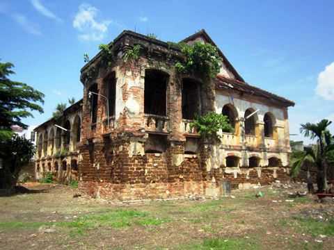 Xót xa thành cổ độc nhất Nam Bộ sắp thành phế tích