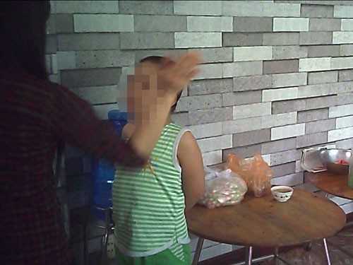 Giải thể trường dạy trẻ tự kỷ bằng... roi sắt