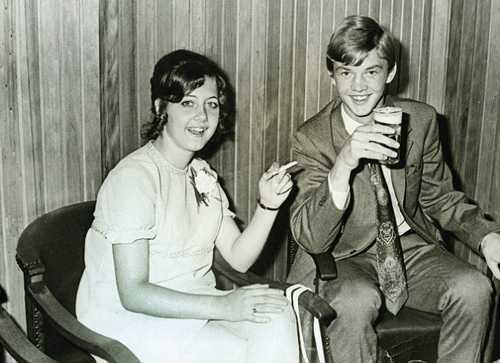 Chuyện tình xúc động của Van Gaal và 2 người vợ