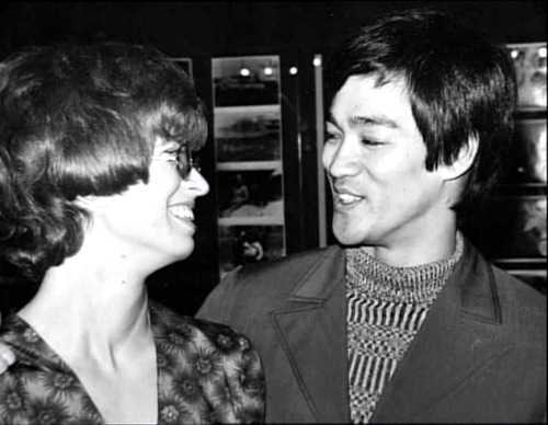 Lý Tiểu Long mượn nhẫn cầu hôn vợ