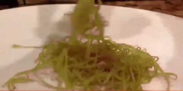 Clip: Sợi mì đốt cháy khét, chảy như cao su