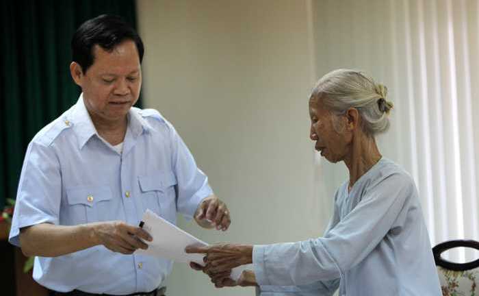 Bộ trưởng ăn trưa nhanh với bánh mì để tiếp dân