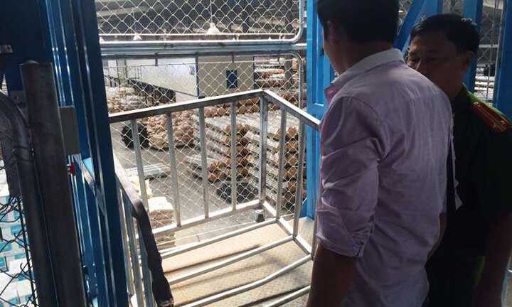 Tổ trưởng xưởng nhựa chết trong thang máy