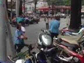 Clip: Hai bảo vệ trông xe cầm gạch đánh nhau náo loạn phố