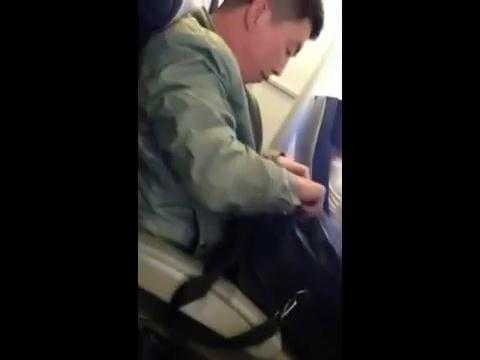 Clip: Khách Trung Quốc ăn cắp trên chuyến bay Hà Nội - TP.HCM