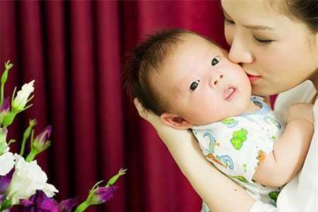 Đan Lê lần đầu tiết lộ ảnh con trai mới sinh