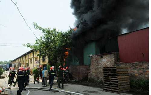 Kho cồn bốc cháy, lửa khói ngùn ngụt khắp một góc trời