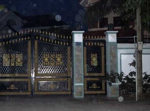 Trộm vào nhà, quan chức lộ ra vàng khối, tiền tỷ