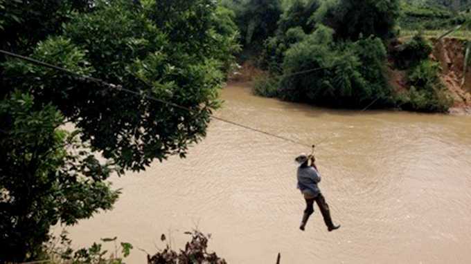 Người dân lại đánh cược mạng sống với 'thủy thần'