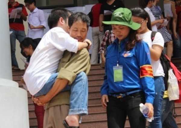 Thí sinh được bố bế vào phòng thi đỗ ĐH với 21 điểm