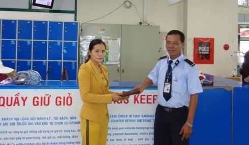 Nhân viên siêu thị trả lại 100 triệu đồng cho khách