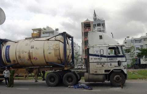 Người đàn ông lao vào đầu xe container tự tử