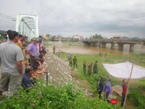 Phát hiện người đàn ông chết bất thường dưới chân cầu