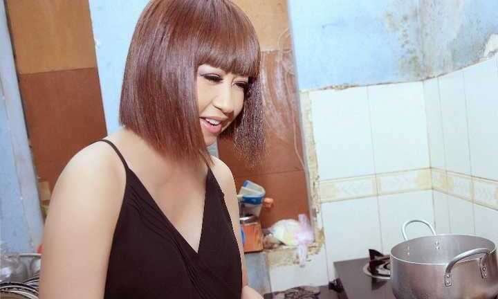 Danh ca Ý Lan nấu ăn và chơi đùa cùng trẻ em mồ côi