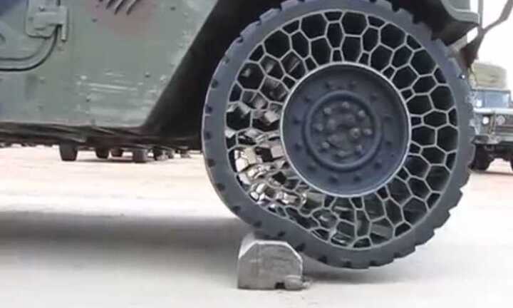 Video: Lục quân Mỹ thử nghiệm lốp 'tổ ong'