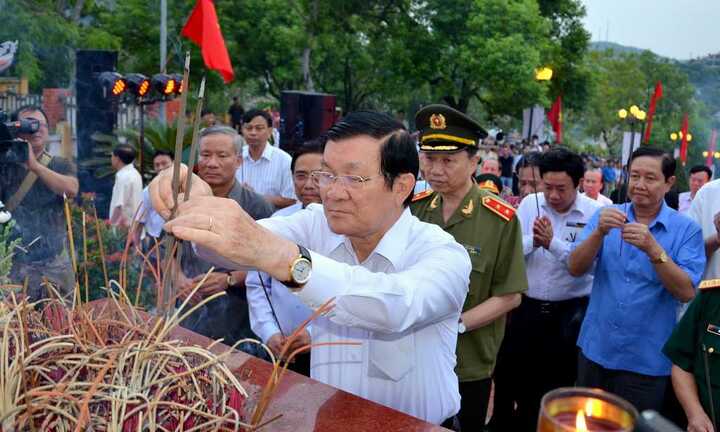 Chủ tịch nước dâng hương tưởng niệm các anh hùng liệt sỹ