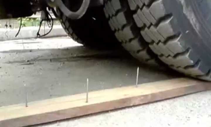 Video: Tò mò thử lốp xe tải cắm đinh nhọn 10 phân