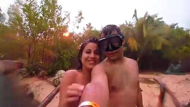 Clip: Sét đánh ngay cạnh cặp tình nhân đang chụp ảnh tự sướng