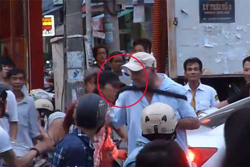 Clip: Người nước ngoài bị hành hung giữa phố Đà Nẵng