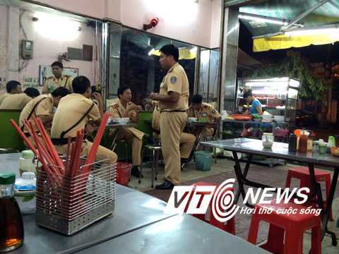 CSGT 'bỏ trực' đi ăn đêm, cười nói ồn ào, phì phèo thuốc lá