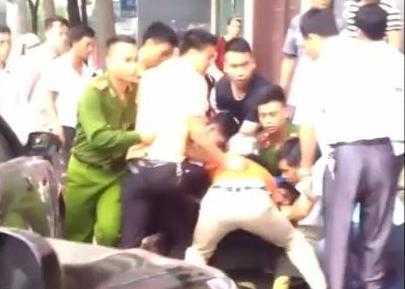 Clip: Kinh hoàng kẻ 'ngáo đá' vác súng bắn người ở Quảng Ninh