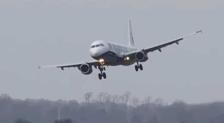Rùng mình máy bay chao đảo sau khi cất cánh