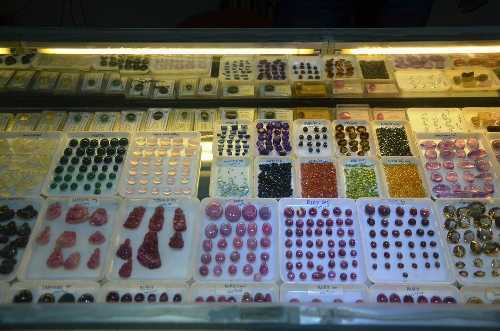 Bị giật 1.000 viên đá quý giá 1,5 tỷ đồng