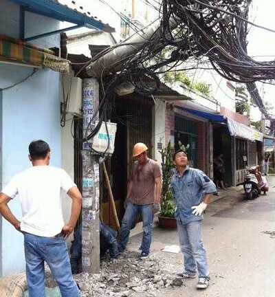 Cột điện gãy đôi, đánh lửa 'dọa' cả khu phố