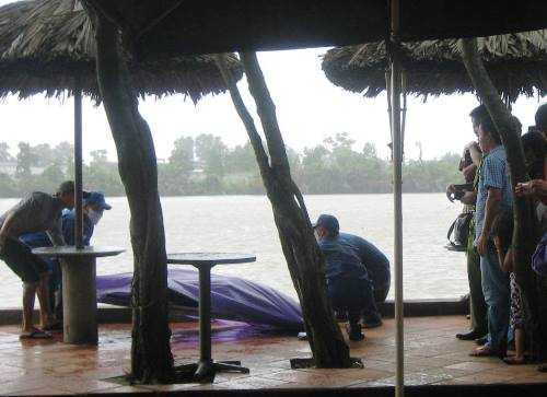 Ngồi uống cà phê, hoảng hồn thấy thi thể nổi trên sông Sài Gòn