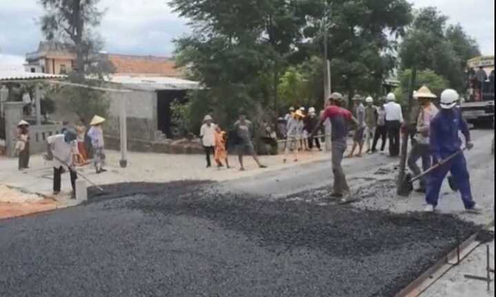 Video: Dân chặn xe, đào đường lấy nhựa trên Quốc lộ 1A