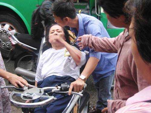 Bị xe buýt tông, cụ bà đi xe lăn thoát chết thần kỳ