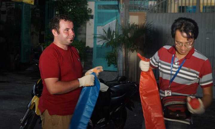 Ngạc nhiên trai Tây làm công nhân vệ sinh tại Sài Gòn