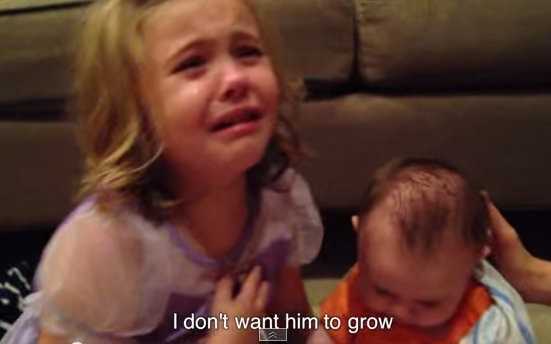 Clip cô bé khóc nhè vì sợ em lớn thu hút hàng triệu lượt xem