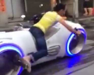 Video: Xe mô tô của hãng nào khiến dân mạng sửng sốt?