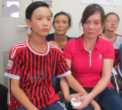 Mẹ giật mình thấy con mềm nhũn, mồm đầy đờm dãi